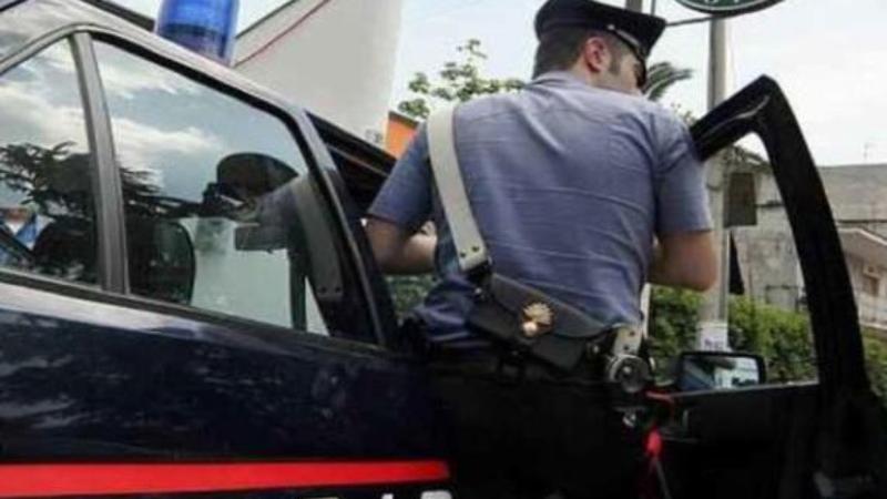 Per sfuggire alla cattura si lancia in un disperato parkour sui tetti degli edifici: preso