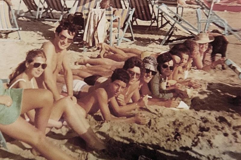“Solo selfie, bimbi ipnotizzati dagli smartphone”. Addio falò e cocomerate: 40 anni di mare al Bagno Aurora