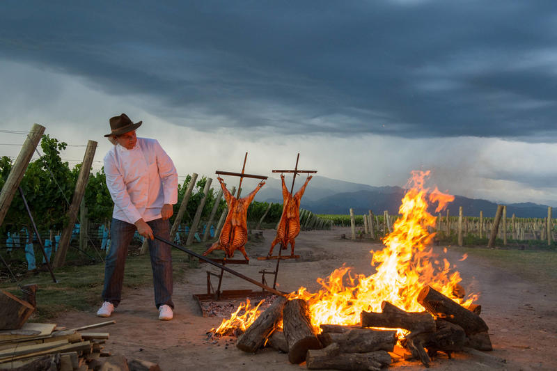 Na Churrascada o fogo vira memória e a carne, arte
