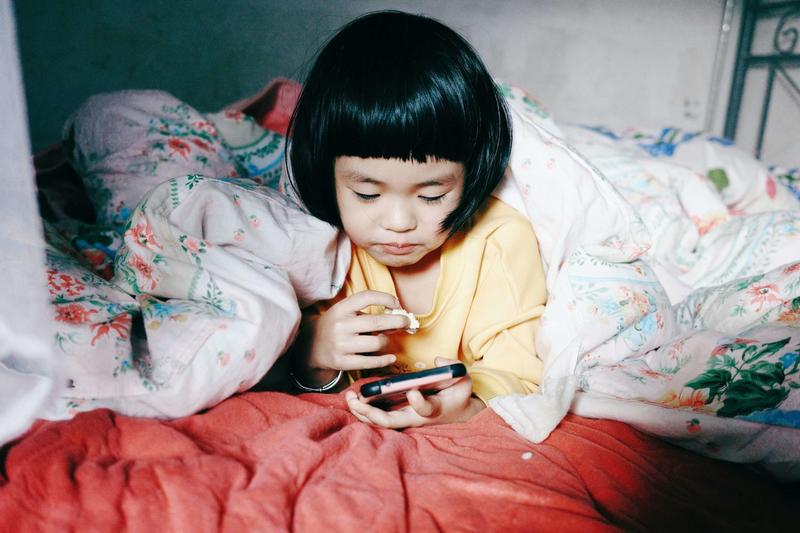 Smartphone study authors say phones should be regulated like alcohol and tobacco