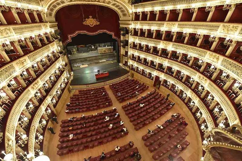 Lite sul Teatro San Carlo, il tribunale prende tempo