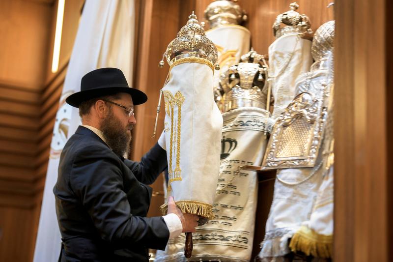 Two congregations, two opinions as Torahs hit the floor at separate NYC synagogues