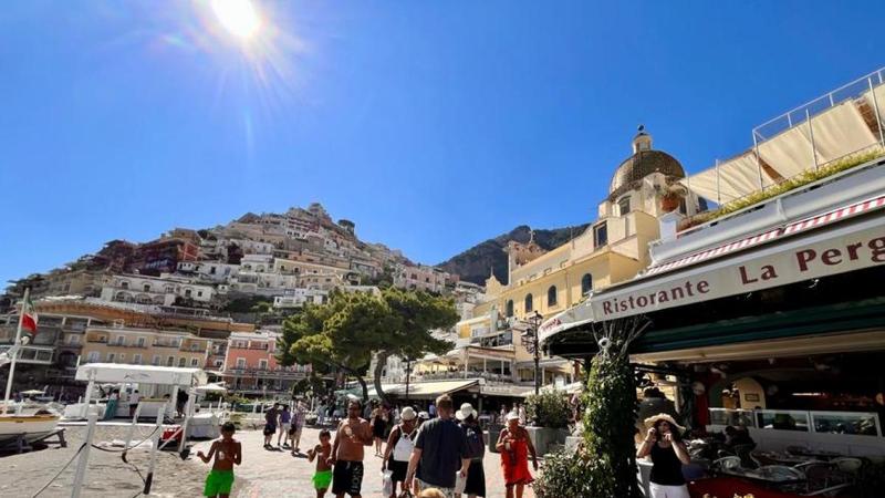 Positano, raffica di divieti: niente radio o cani in spiaggia e neanche teli sulla battigia