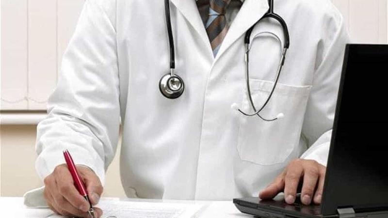Medico in pensione e fuori dall’ordine lavora lo stesso: a Ferrara scoppia il caso
