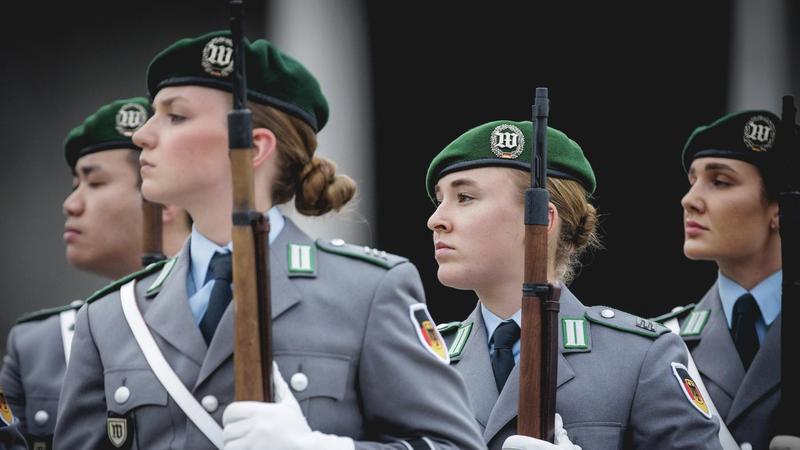 „Frauen leisten schon genug unentgeltlich“ : Das meint die Tagesspiegel-Community zum allgemeinen Pflichtjahr