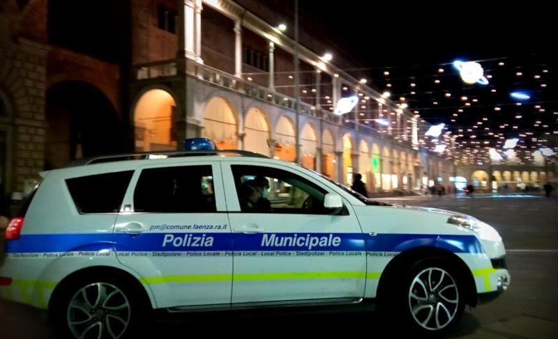 Sferra un pugno a un prete e a un agente: denunciato