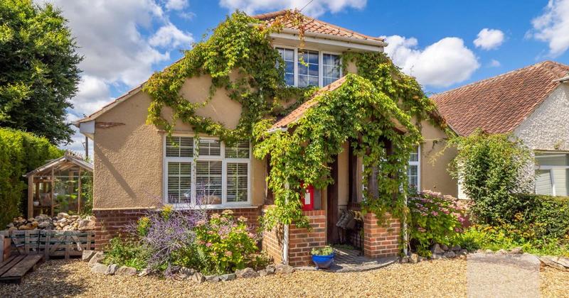 Chalet with gorgeous garden for sale in the Norfolk Broads