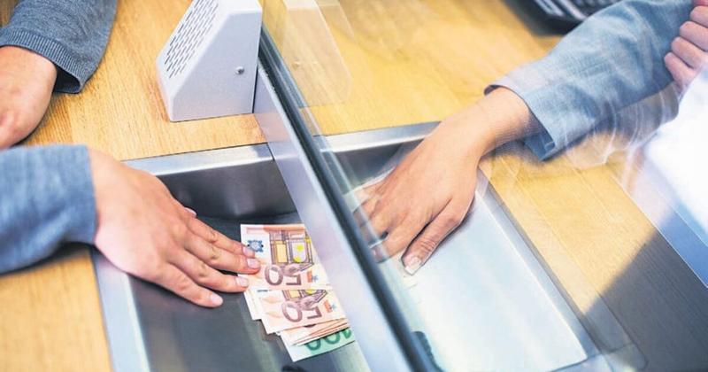 Μείωση στις καταθέσεις των επιχειρήσεων, αύξηση των νοικοκυριών τον Ιούλιο