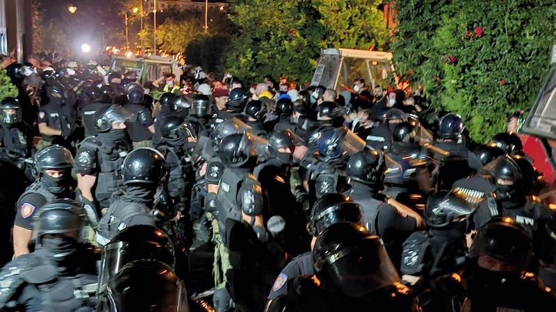 Protest ispred Filozofskog u NS: Policija potisnula građane što dalje od fakulteta, bačen suzavac i topovski udari, ima lakše povređenih (FOTO, VIDEO)