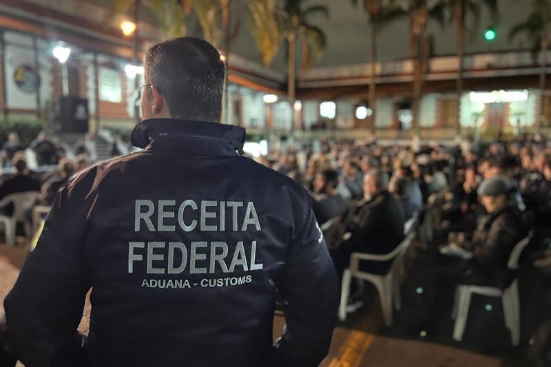 Políticos e mentiras da direita sobre o Pix facilitam a vida do PCC