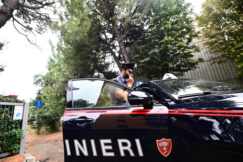 Preso a bastonate e accoltellato, sangue e violenza in via Maserati