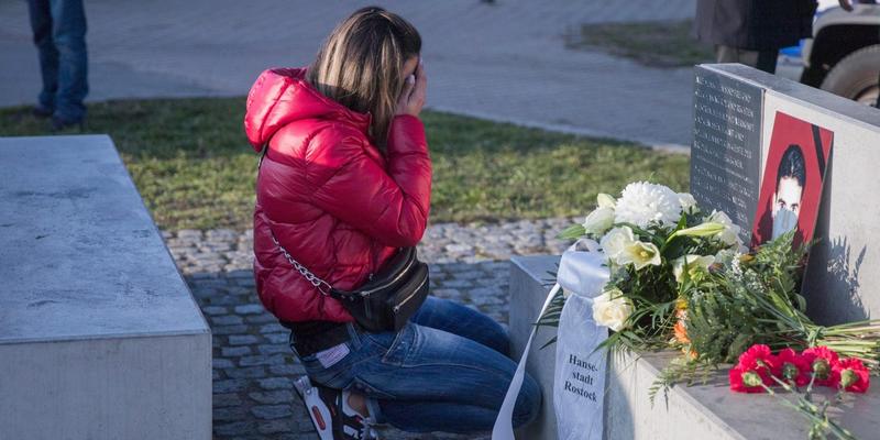 Experte: Opfer mit Bewältigung von Rechtsterror nicht alleinlassen