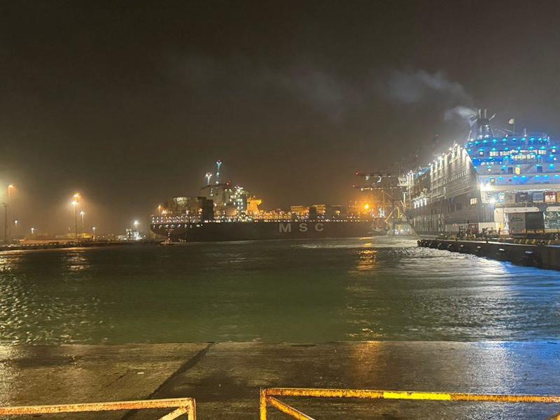 Livorno, nave rompe gli ormeggi di poppa e urta una portacontainer