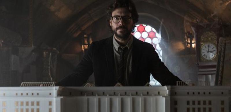 Álvaro Morte realiza sonho de sua mãe em nova série da Netflix