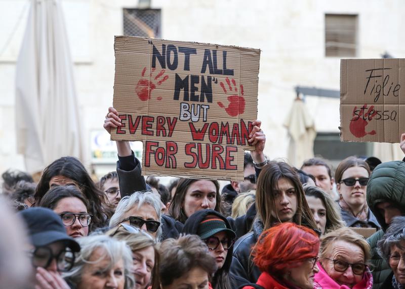 Foto rubate e pubblicate sul web, la cancellazione è lontana. Si va verso l’apertura di indagini in tutta Italia