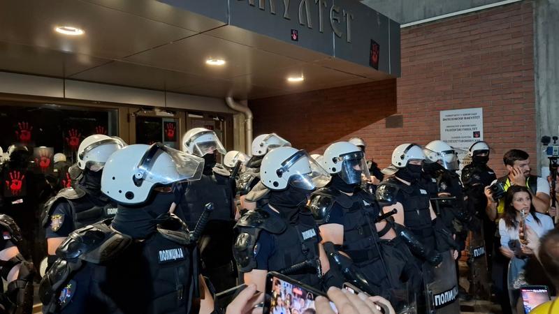 Protest ispred Filozofskog u NS, podrška stigla i iz drugih gradova: Policija poručila „ako bude mirno, niko vas neće dirati“ (VIDEO, FOTO)