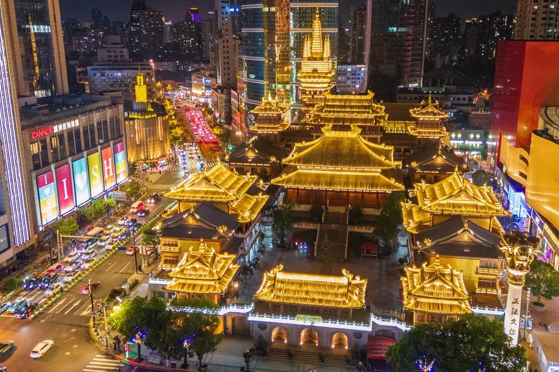 Des femmes, des hommes et des dieux. Depuis Shanghaï, où il vit et enseigne, le père Benoît Vermander, sinologue, partagera cette année son expérience de la rencontre avec les spiritualités d’Extrême-Orient. Sa première chronique propose une visite guidée des principaux lieux spirituels de la métropole chinoise.