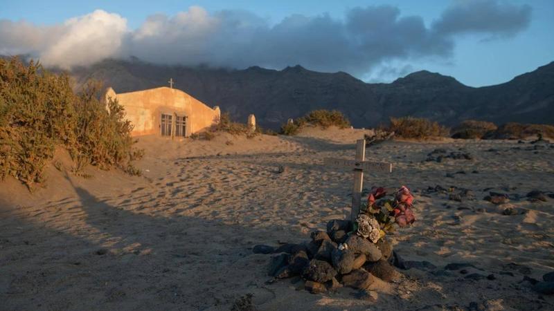 Resplandor en los muros del cementerio