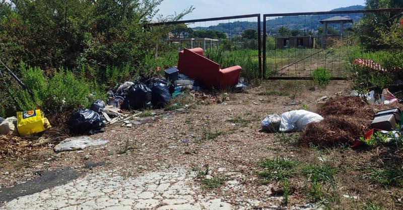 Livorno, discarica di rifiuti vicino Villa Serena: spunta pure un divano
