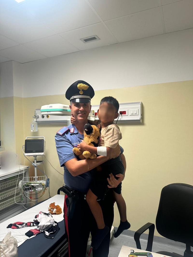 Novate, bambino di 6 anni scappa da casa e prende da solo il bus. Investito da un’auto, i genitori lo ritrovano in ospedale a Desio