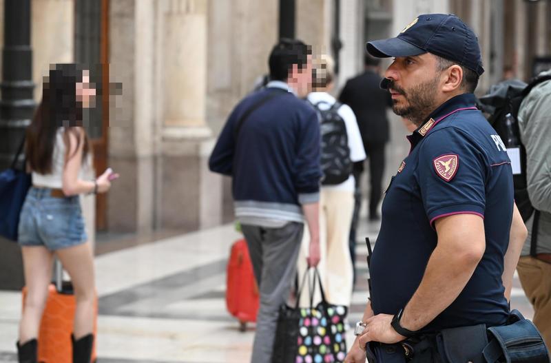 Milano, passeggia con moglie e figlia in via Sant'Andrea: scippato del Patek Philippe da 75mila euro