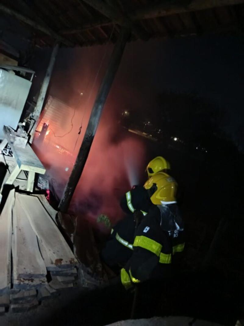 Chamas atingem pátio de indústria de vassouras em Janaúba
