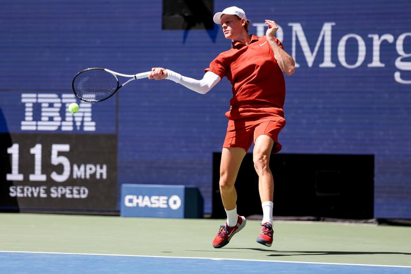 Sinner da brividi, Shapovalov rimontato: Jannik agli ottavi degli Us Open