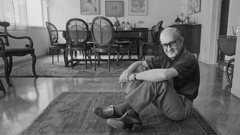 'Los hombros soportan el mundo' de Carlos Drummond de Andrade