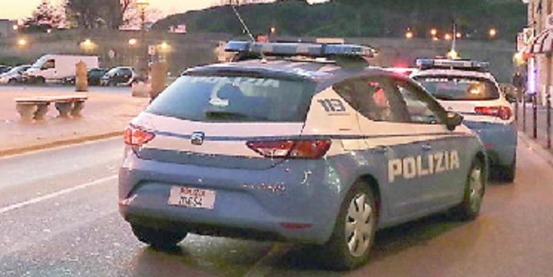 Livorno, inseguiti in tre su un motorino. Uno di loro picchia un poliziotto: preso