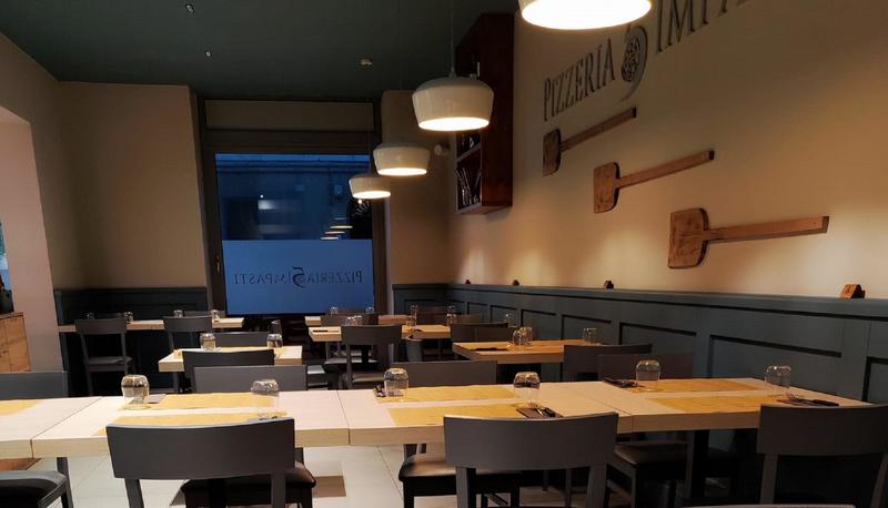 Livorno, spacca una finestra della pizzeria 