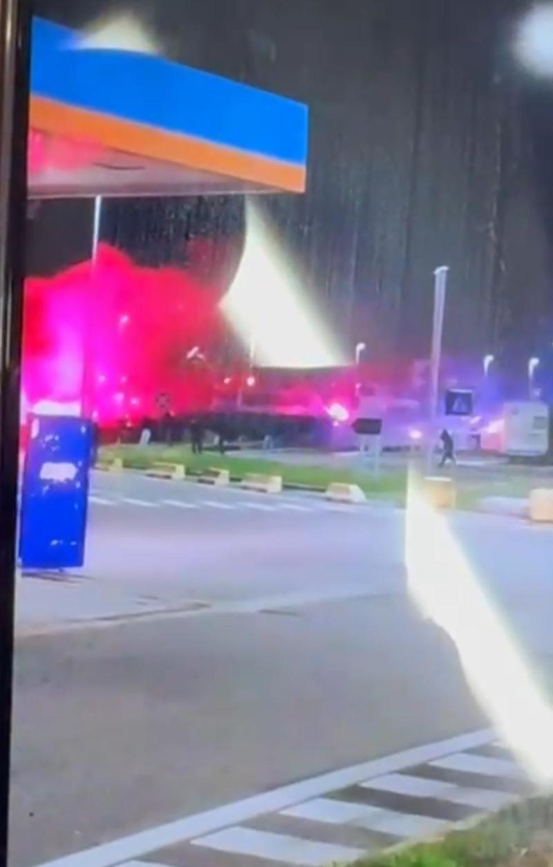 Tifosi di Como e Atalanta si incrociano in A1: maxi rissa all’autogrill, volano botte e fumogeni