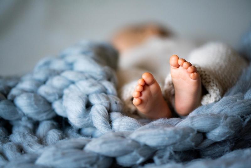 Neonato morto dopo il parto in casa, le colpe dell’ostetrica: “Non ha rispettato le linee guida, altrimenti il bimbo sarebbe vivo”