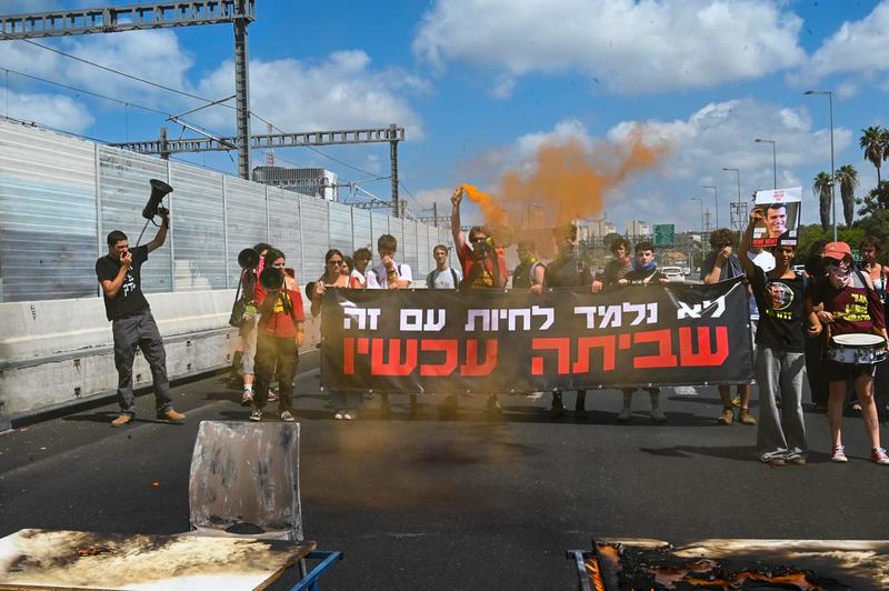 High schoolers block traffic, burn desks on Ayalon in protest for hostage deal