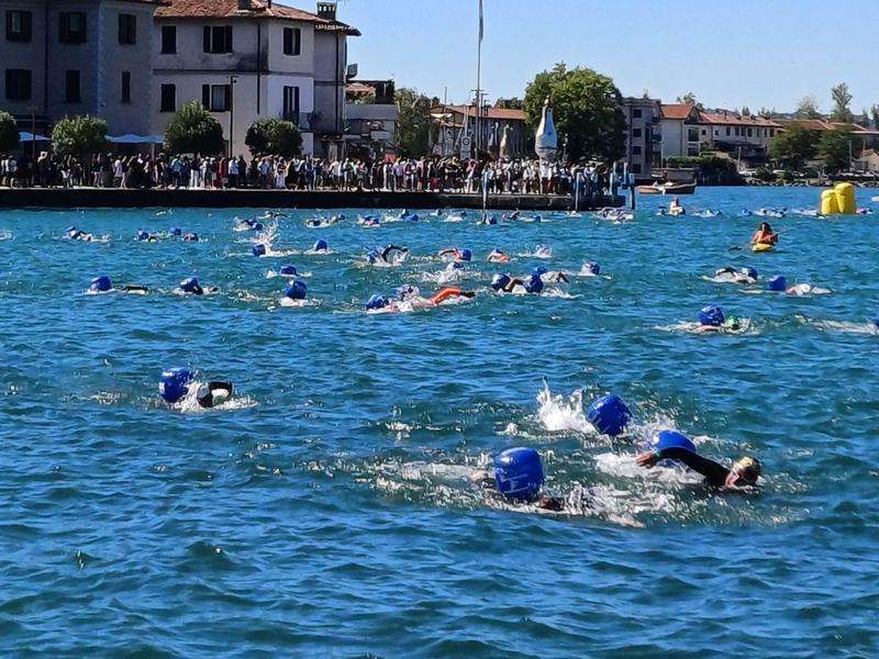 In 500 alla 27esima Traversata del lago di Iseo. Sul podio sale per la prima volta un 15enne, Samuele Salvi