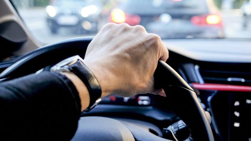 Trese vam se volan tokom vožnje? Evo najčešćih uzroka i rešenja