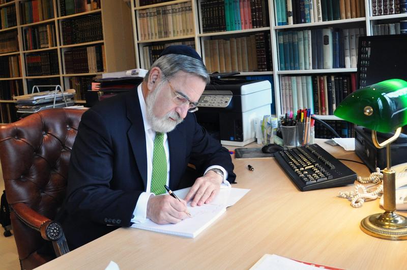 Posthumous Bible commentary by ex-UK chief rabbi seeks to unseat a synagogue staple
