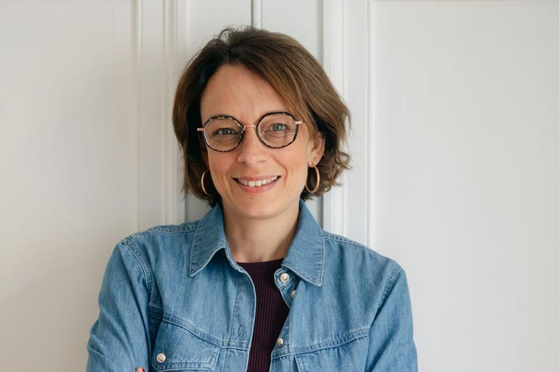 Alors qu’en ce 1er septembre, les élèves reprennent le chemin de l’école, Marie Grand interroge notre rapport à l’institution. Si son autorité semble vaciller, son emprise sur nos vies s’étend. Nous n’avons jamais été autant à l’école mais est-ce bénéfique ? N’y a-t-il pas trop d’école ?