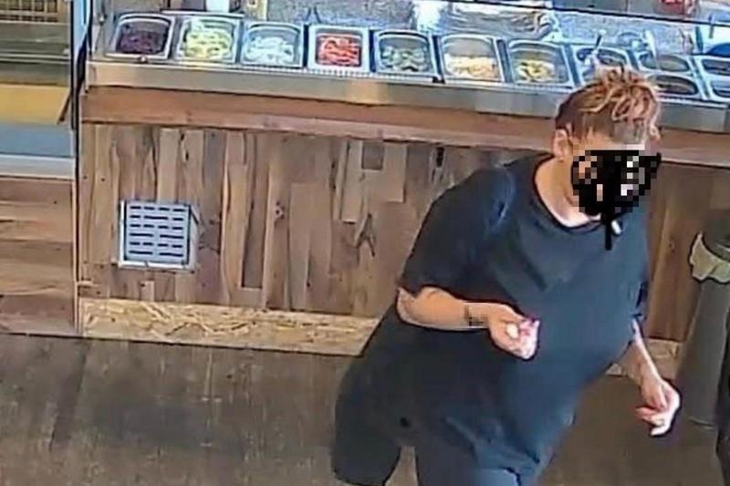 Mangia e scappa senza pagare il conto, il titolare del locale: “Ecco la foto, aiutateci a trovarla”