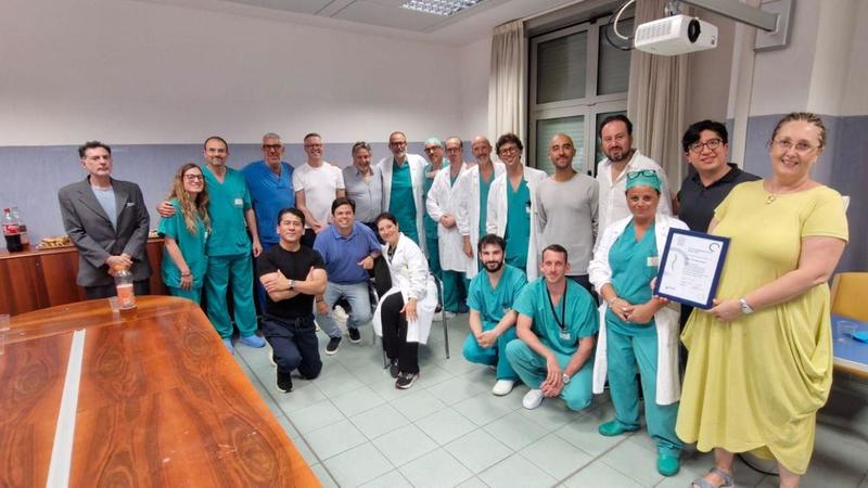 Rischia la vita dopo l’infezione, ricostruita la colonna vertebrale: l’intervento salvavita in Toscana