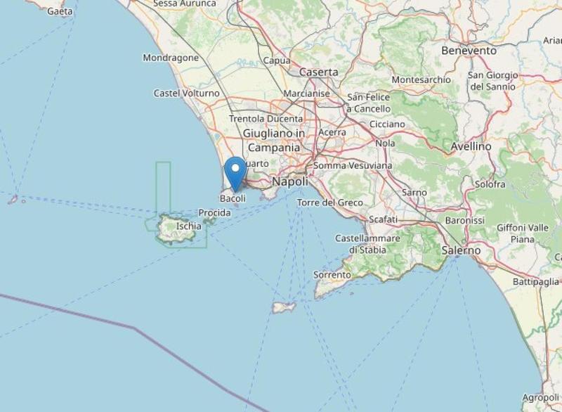 Terremoto ai Campi Flegrei, nuova scossa di magnitudo 4. Treni sospesi per le verifiche