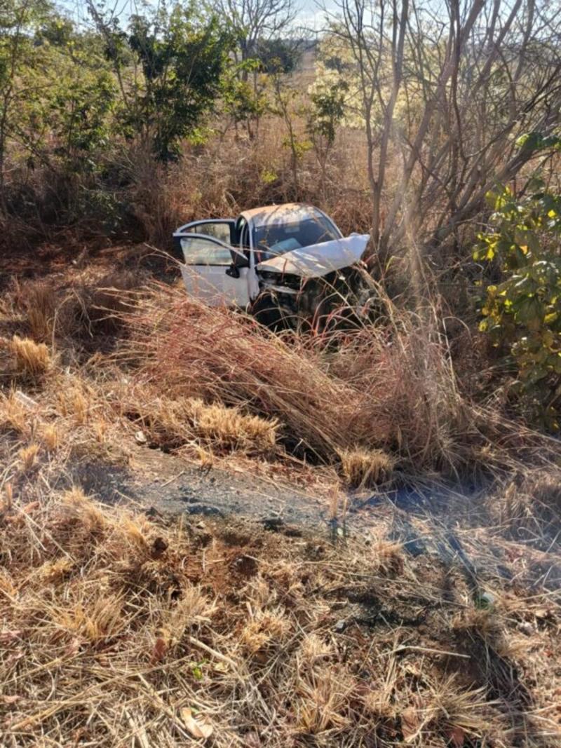 Duas mulheres ficam feridas após carro capotar na MGC-122 em Capitão Enéas