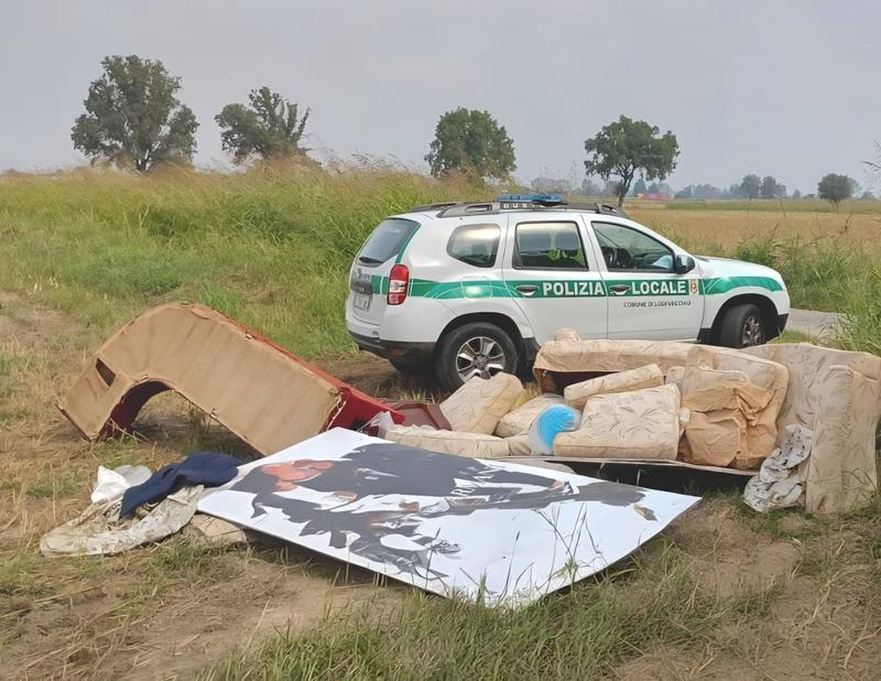 Affidano mobili, elettrodomestici e materassi da portare in discarica ma l’incaricato li abbandona in campagna: presi