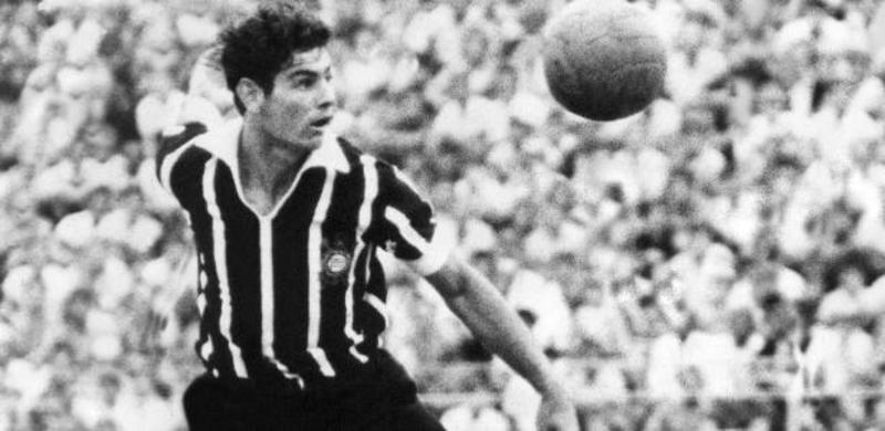 Ninguém jogou mais bola com a camisa corintiana do que Roberto Rivellino