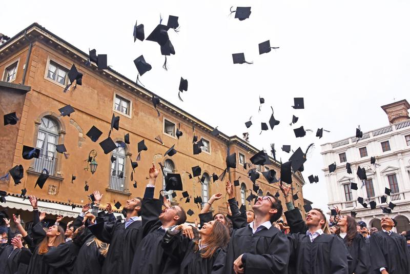 Laureati in Lombardia: solo Milano raggiunge il 45% tra i giovani e in quattro province la percentuale è in calo