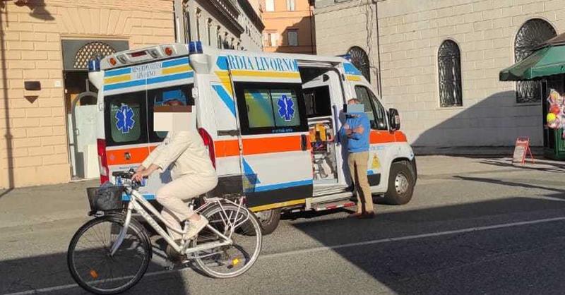 Livorno, investe un anziano con lo scooter: scappa e poi torna in piazza Cavour col fratello
