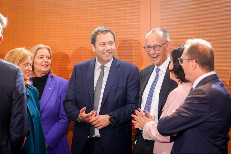 „Gift für unseren Wohlstand“: Staat bläht sich auf, Industrie-Jobs schwinden