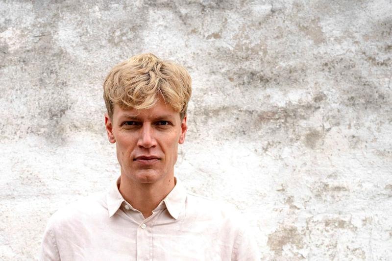 Der Berliner Autor Christian Mitzenmacher mit seinem Romandebüt „Knallkrebse“: Explosionen im Herz