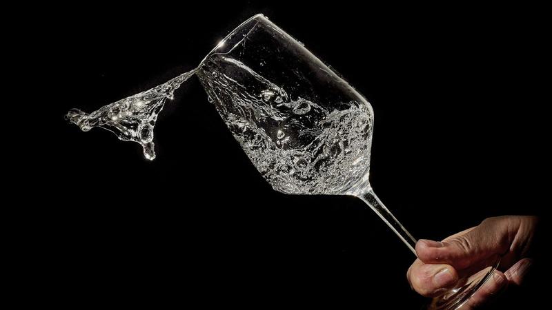 22 Euro pro Flasche: Wasser-Sommeliers glauben, dass Wasser Wein Konkurrenz machen kann