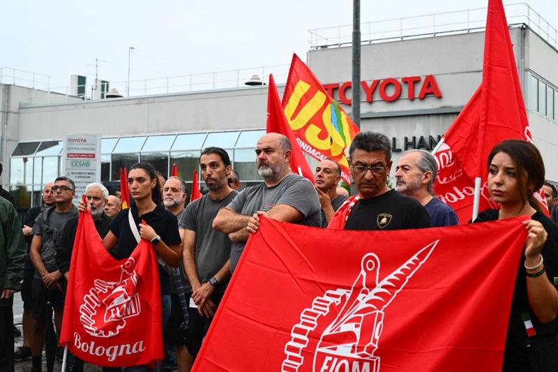 Toyota, operai in sciopero davanti allo stabilimento. Atteso l’incontro con la Regione: “Difendiamo l’industria di Bologna”