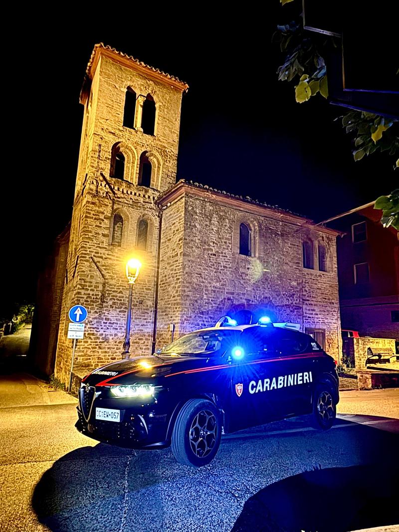 Serra San Quirico, si aggira in centro brandendo una pistola a gas